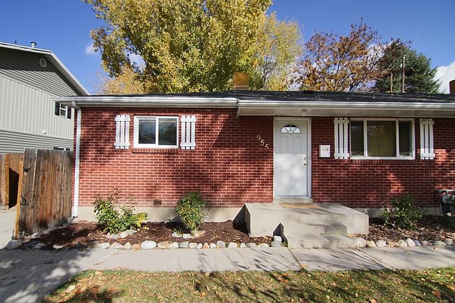 Building Photo - 955 Hillview Dr