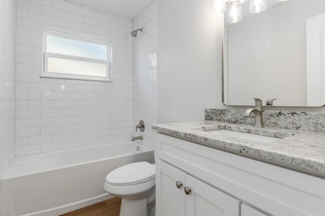 Building Photo - MOVE IN SPECIAL-Beautiful Newly Renovated 2/1 Duplex in St. Cloud Close To Lakefront