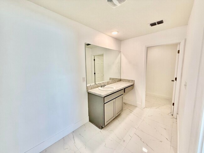 Building Photo - 205 SW Chelsea Terrace