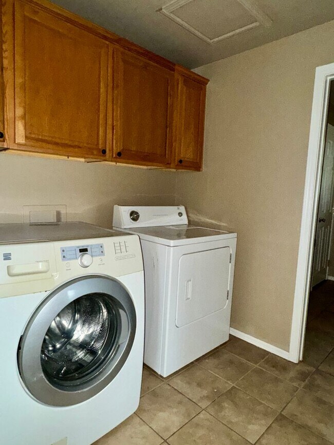 Building Photo - 705 S 5th St