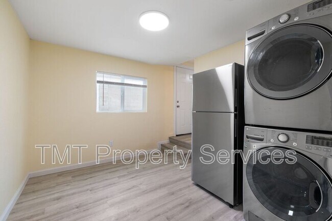 Building Photo - 1647 E 6th St