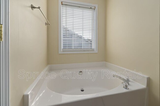 Building Photo - 303 Whitney Ln