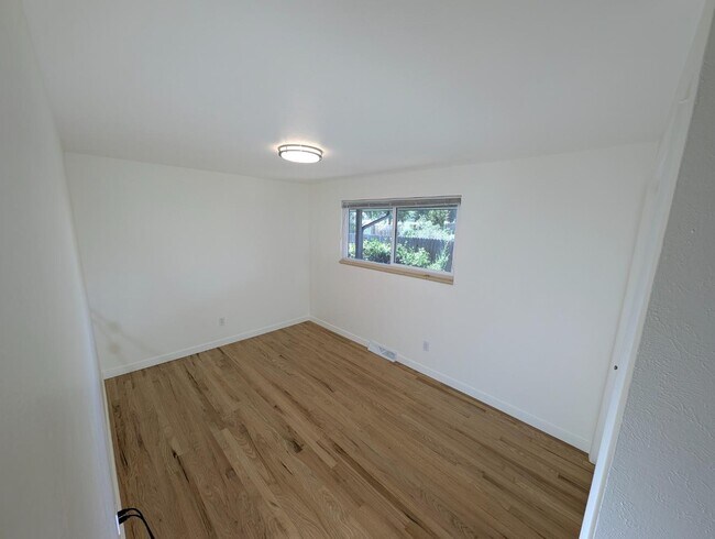Building Photo - 425 Manhattan Dr