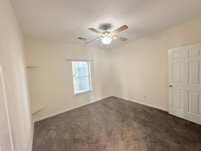 Building Photo - 2040 Cross Gate Blvd