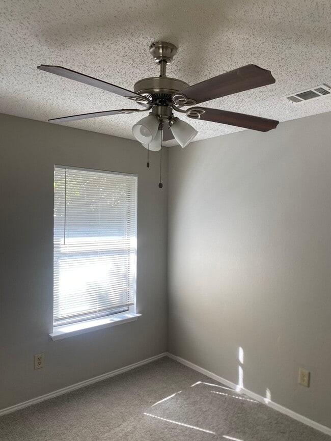 Building Photo - 822 Collins Blvd