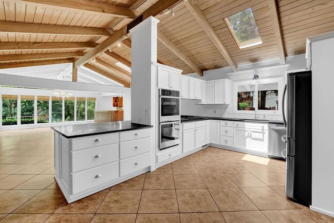 Building Photo - 505 River Valley Rd NW