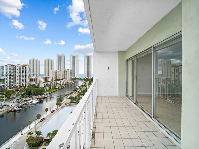 Building Photo - 500 Bayview Dr