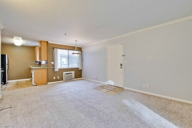 Building Photo - 1 Bed 1 Bath With Lots of Amenities!