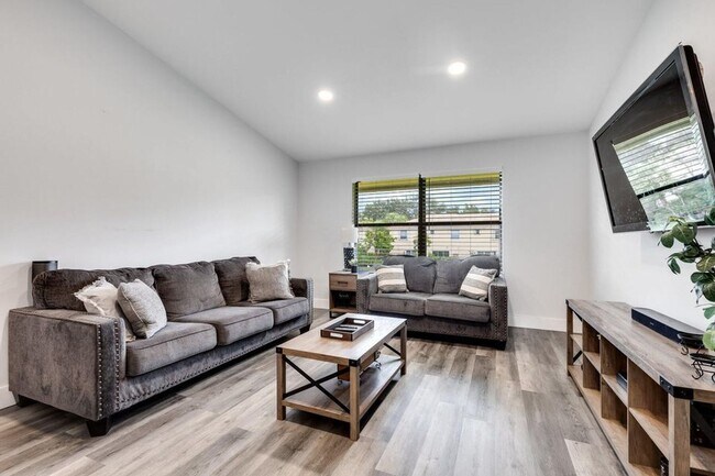 Building Photo - 13155 Chadwick Ct