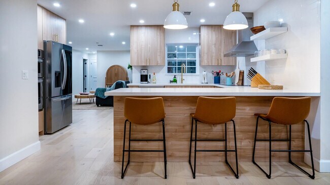 Building Photo - 518 Sunshine Dr