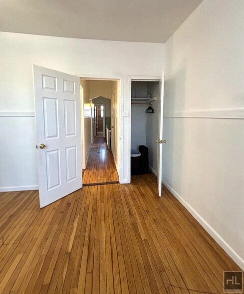 Building Photo - 3BR 1BA Top Floor Brick Townhouse w/ Commu...
