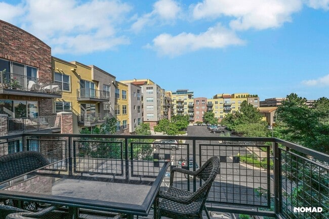Building Photo - Charming 1.5BR Condo in Englewood