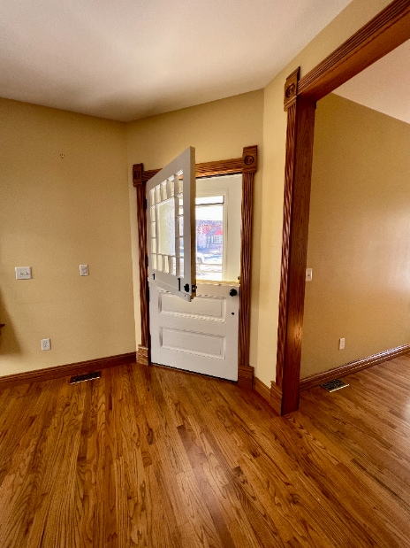Building Photo - Charming Three Bedroom Home!