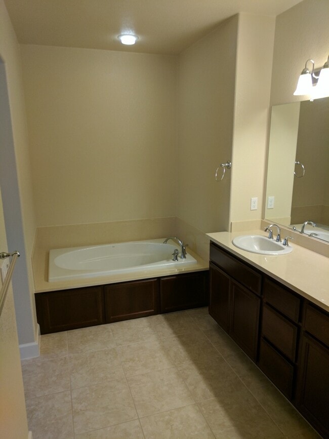 Building Photo - Luxury 3 bedroom 3 bath located in great a...