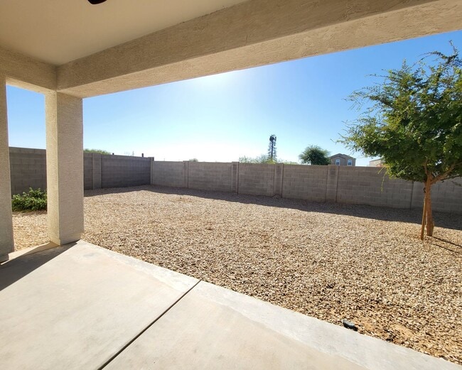 Building Photo - 3 Bedroom 2 Bathroom Magma Ranch Home