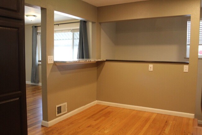 Building Photo - Stunning 3 bedroom/ 1 3/4 bath Ranch in Ha...