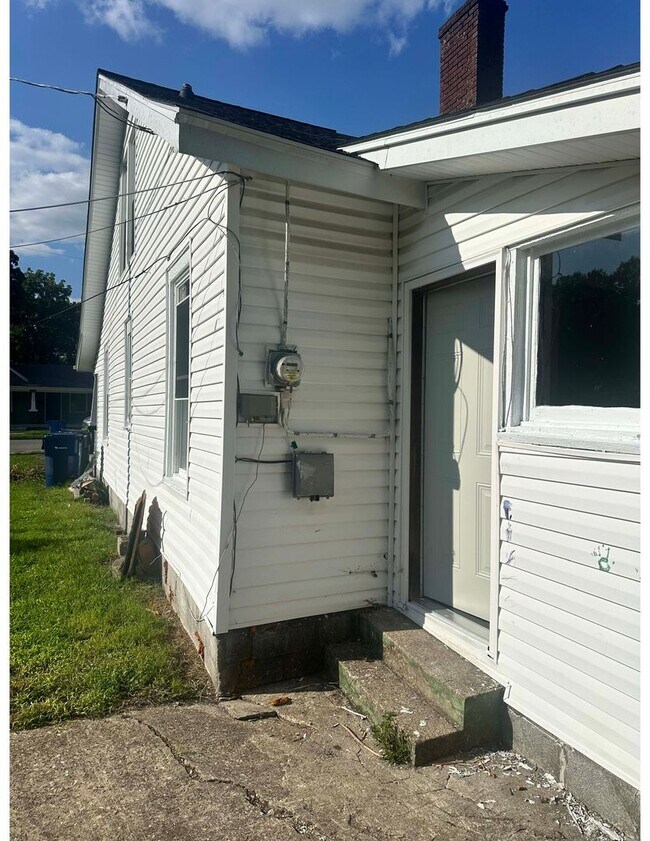 Building Photo - Large three bed home for rent