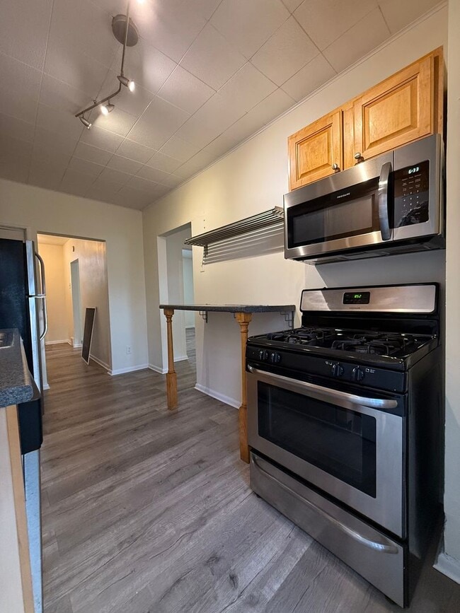Building Photo - Updated 3BR 1 bath house with off street p...