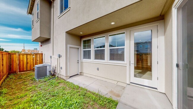 Building Photo - 2782 Sassy St