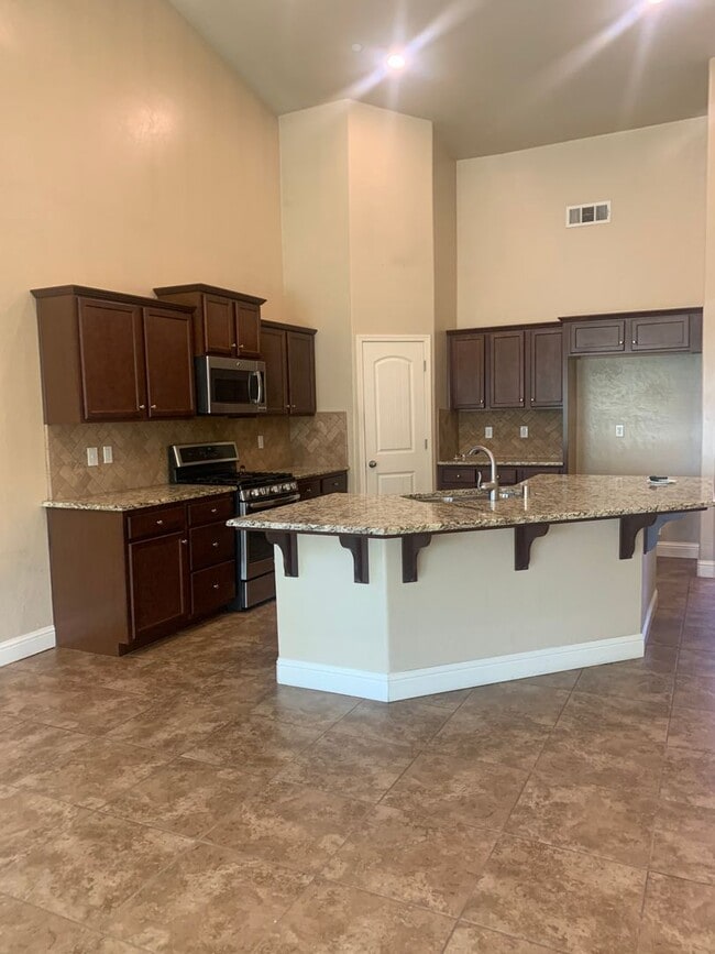 Building Photo - 3 BR 2 BA Available Now