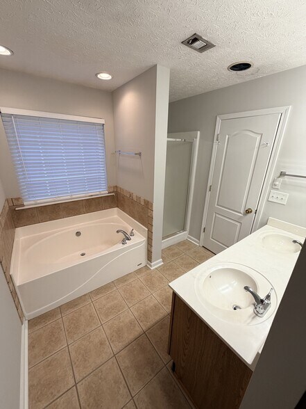 Building Photo - 37 Ridgeview Dr