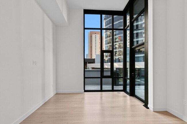 Building Photo - Luxury Executive Condo w/AC in the Heart o...