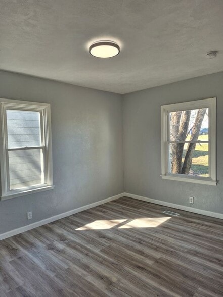 Building Photo - 1643 32nd St NE