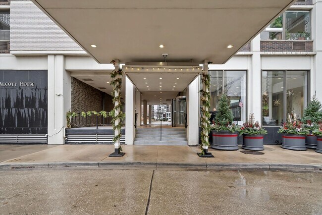 Building Photo - 1460 N Sandburg Terrace