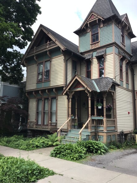 front of house - 212 S Albany St
