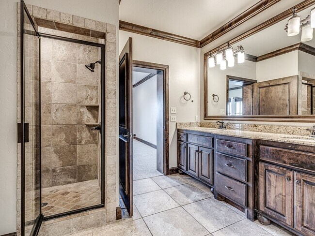 Building Photo - Luxury Townhome in Edmond + Near Rose Cree...
