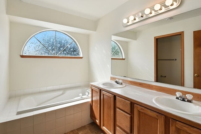 Building Photo - 3Bd/2.5Ba Kirkland Home