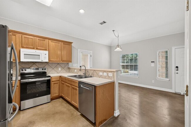 Building Photo - 1002 Castile Rd