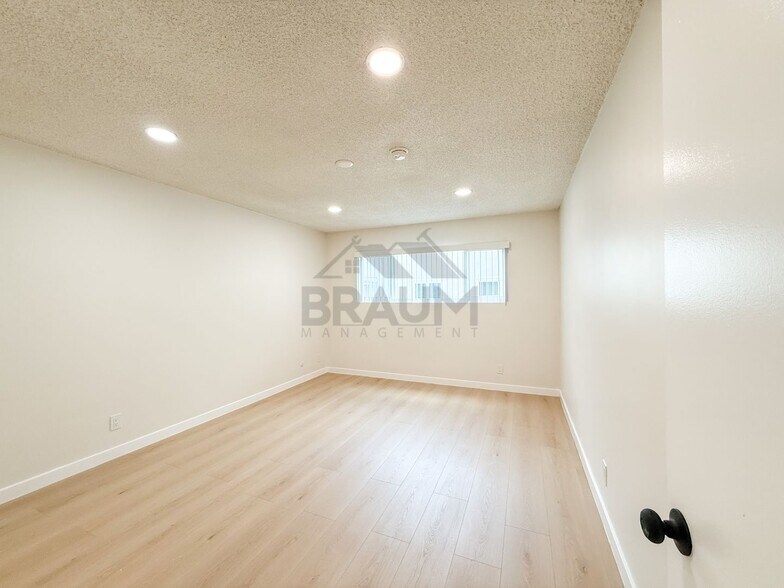 Building Photo - 6039 Whitsett Ave