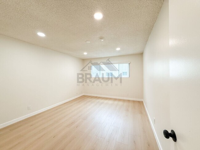 Building Photo - 6039 Whitsett Ave