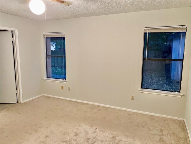 Building Photo - 1707 Honeysuckle Ln