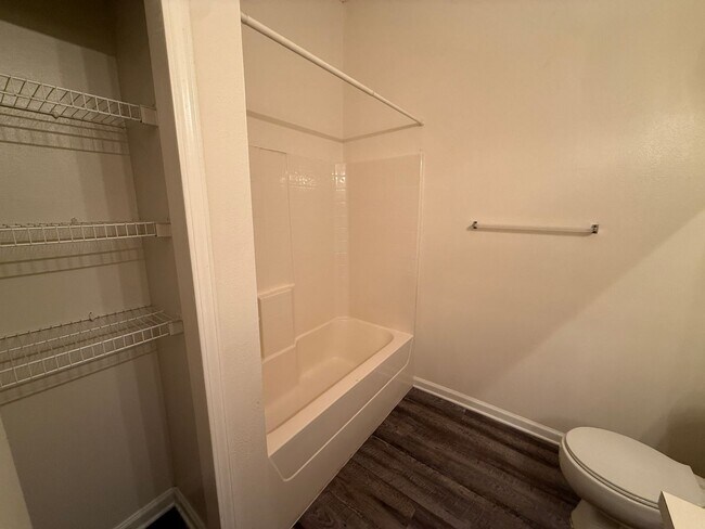 Building Photo - Lovely 2/2 in Villa Beauclerc