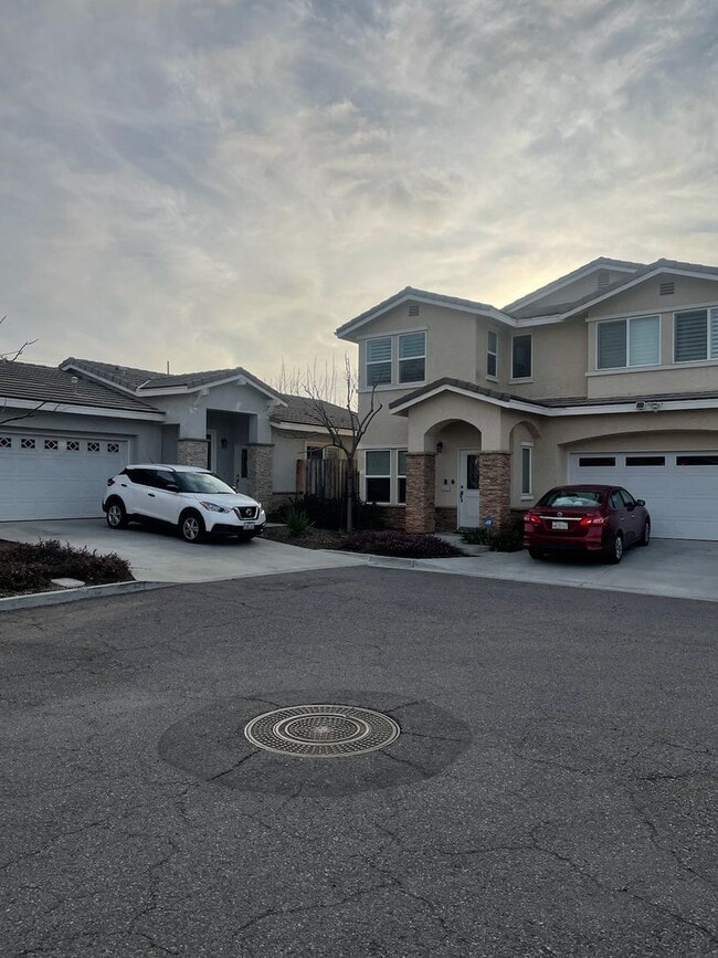 Building Photo - Your Ideal Haven Awaits!