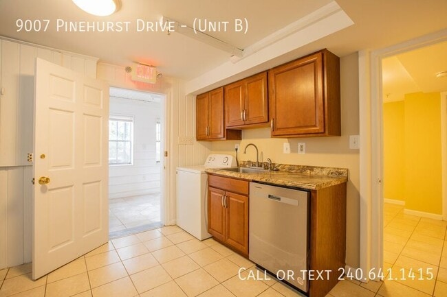 Building Photo - 9007 Pinehurst Dr