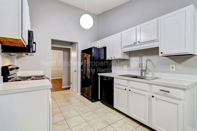 Building Photo - 10460 Roxbury Ln