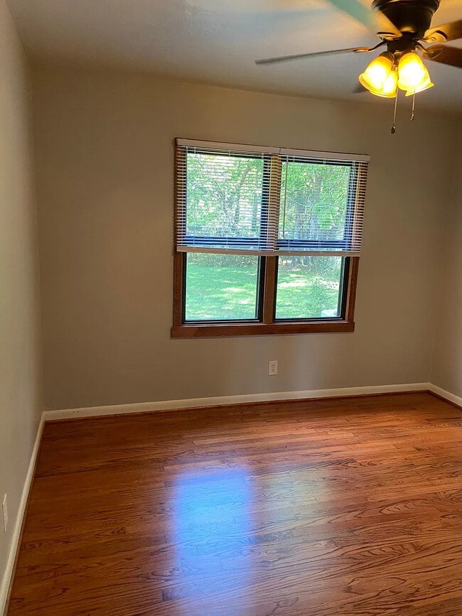 Building Photo - 822 Denison Dr