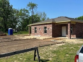 Building Photo - 212 S Elm St