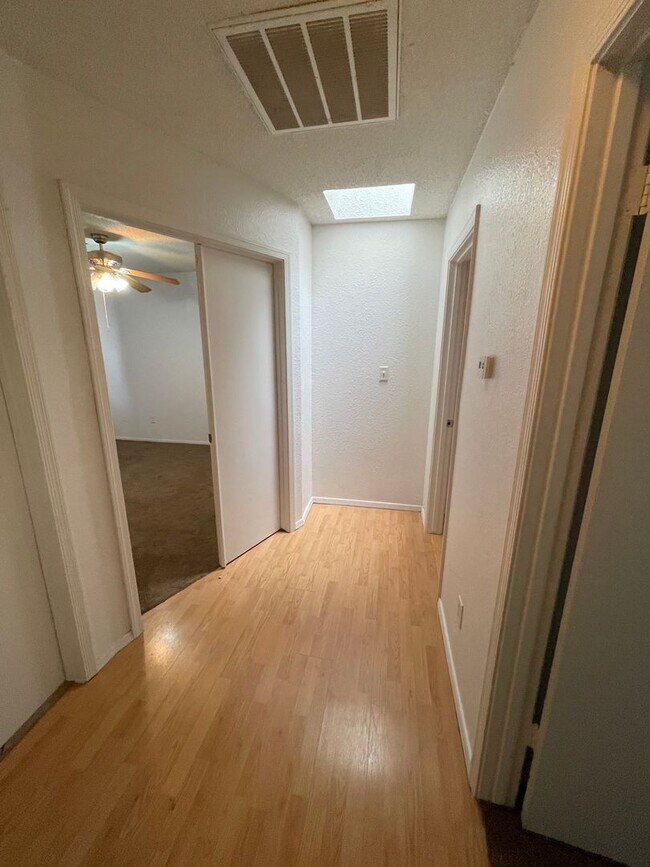 Building Photo - 3 BEDROOM HOME ON HUGE LOT WITH SOLAR  INCLUDED!