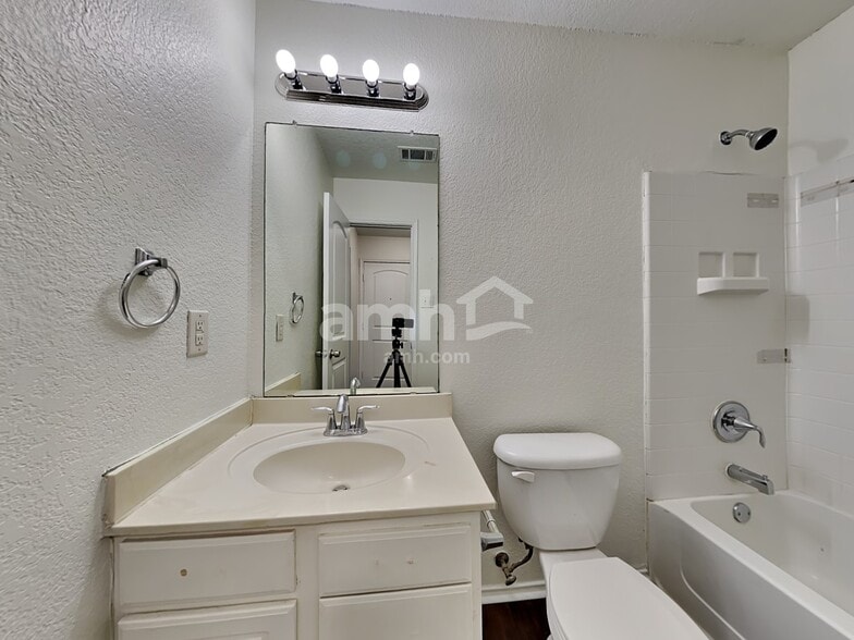 Building Photo - 8528 Hawkview Dr