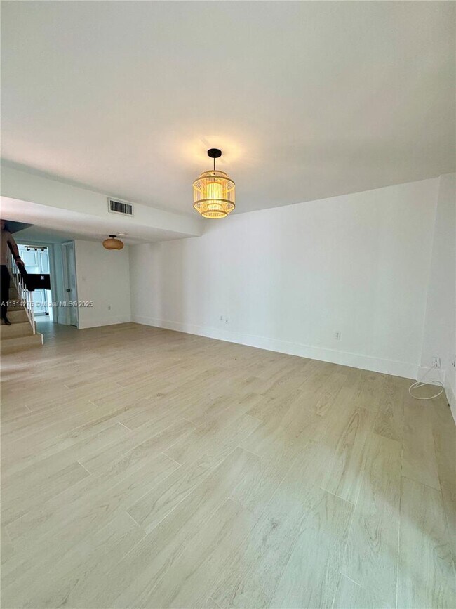 Building Photo - 437 Santander Ave