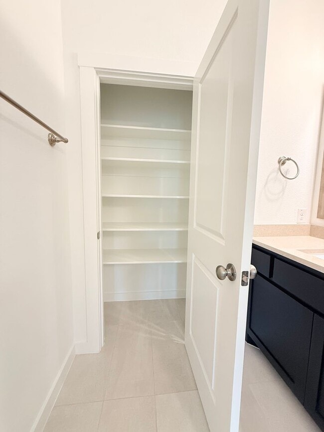 Building Photo - AVAILABLE NOW -Stunning 3-Bedroom Townhome Overlooking Greenbelt in Plano ISD 600 Collier Drive