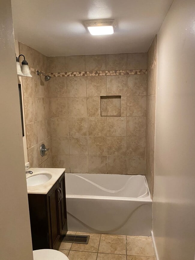 Building Photo - Gorgeous 2 bedroom1 bathoom mid-centutry r...