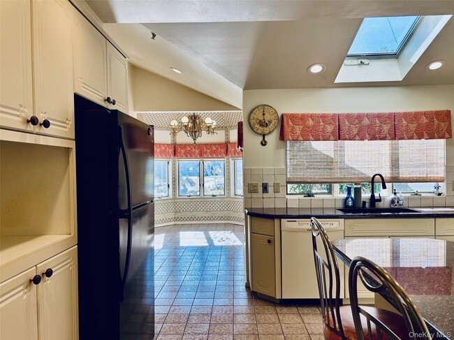 Building Photo - 185 S Country Rd