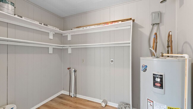 Building Photo - Cute home in New Boston