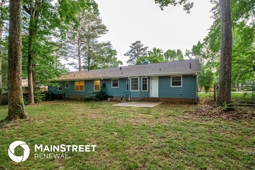 Building Photo - 2135 Pinewood Dr