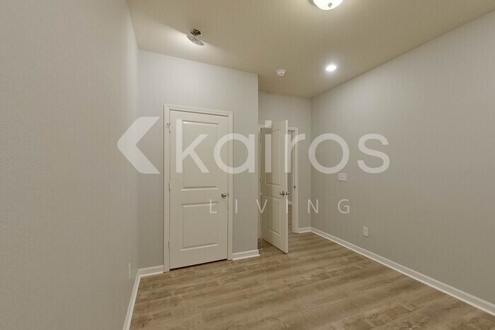 Building Photo - 10685 Bent Brook Dr